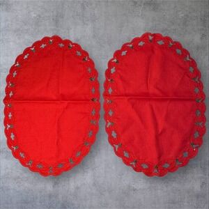 W-C Designs Red Oval Scalloped Lace Holly Berry Christmas Placemat Set